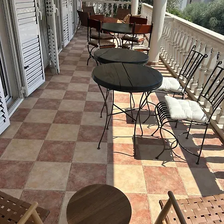 Steps To 3 Bedrooms 2 Bathrooms 2 Kitchens With A Terrace - 2 Parking Spots - Sea View * スヴェティ・ステファン