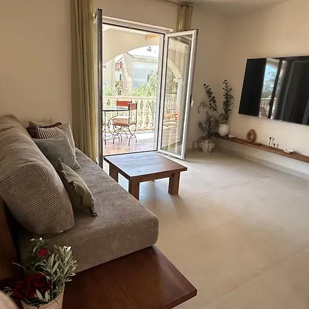 Steps To 3 Bedrooms 2 Bathrooms 2 Kitchens With A Terrace - 2 Parking Spots - Sea View