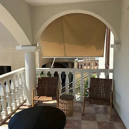 Steps To 3 Bedrooms 2 Bathrooms 2 Kitchens With A Terrace - 2 Parking Spots - Sea View スヴェティ・ステファン