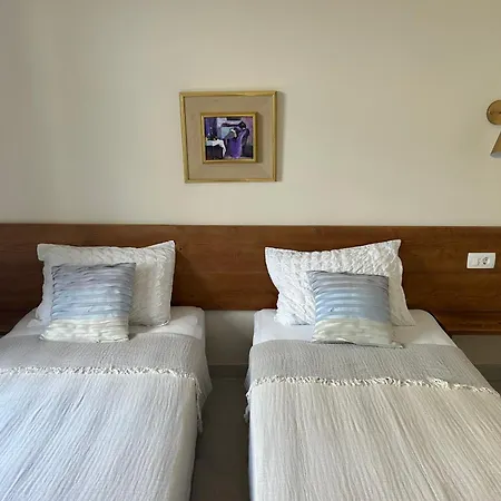 アパート Steps To 3 Bedrooms 2 Bathrooms 2 Kitchens With A Terrace - 2 Parking Spots - Sea View スヴェティ・ステファン